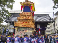 西条高校前でだんじりをかき上げる様子